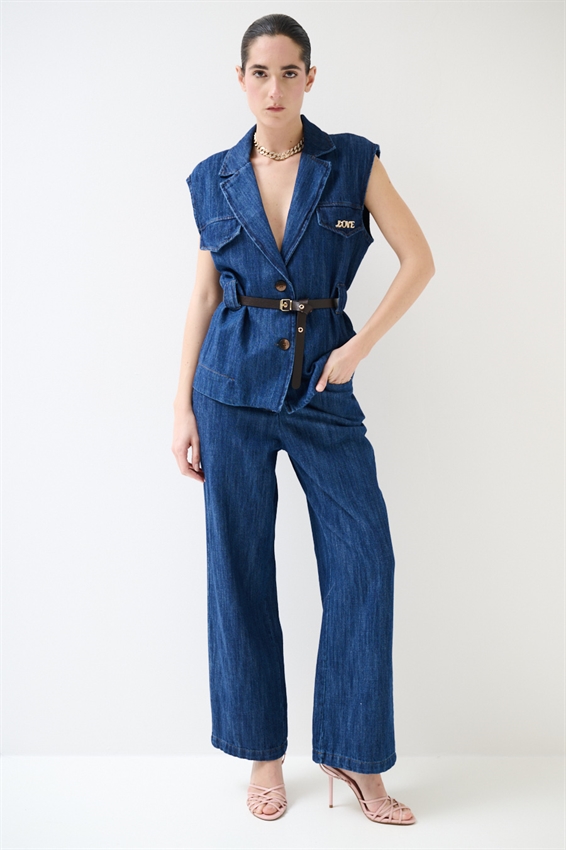 GILET IN DENIM CON CINTURA E SPILLA BLU