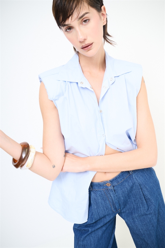 CAMICIA SMANICATA CON SPALLINI