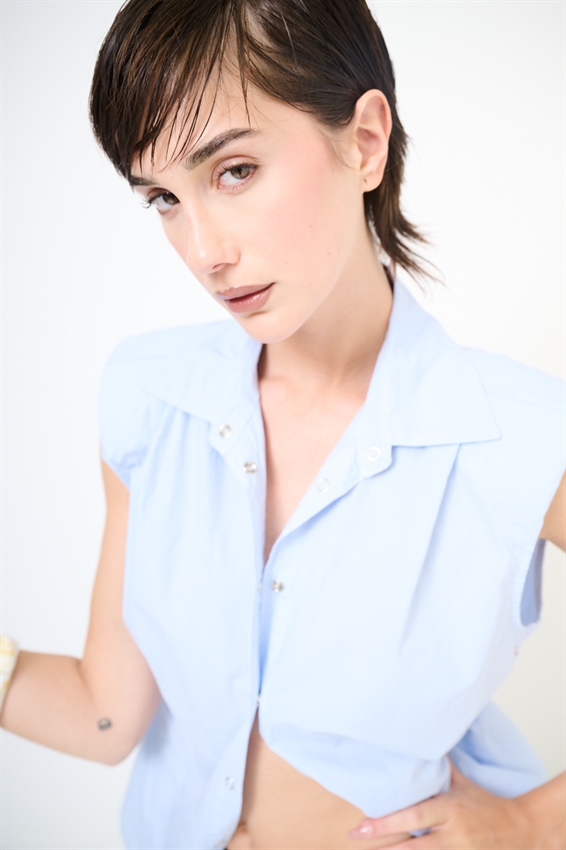 CAMICIA SMANICATA CON SPALLINI
