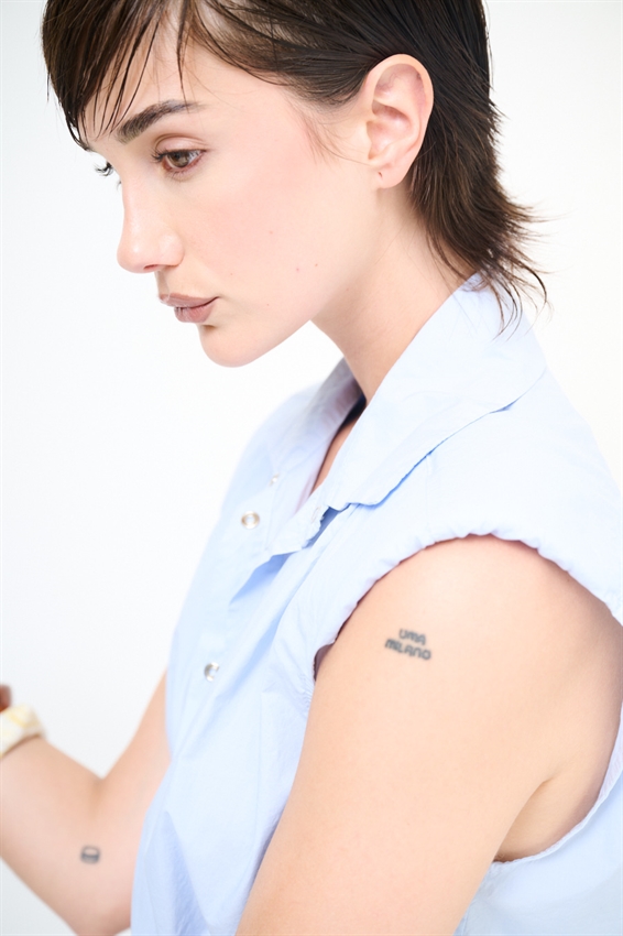 CAMICIA SMANICATA CON SPALLINI