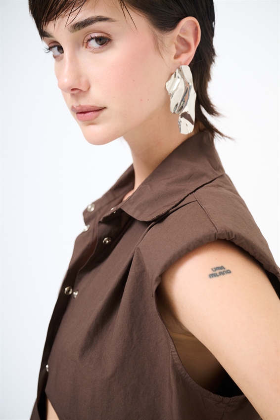 CAMICIA SMANICATA CON SPALLINI