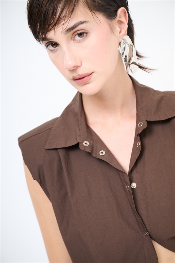 CAMICIA SMANICATA CON SPALLINI