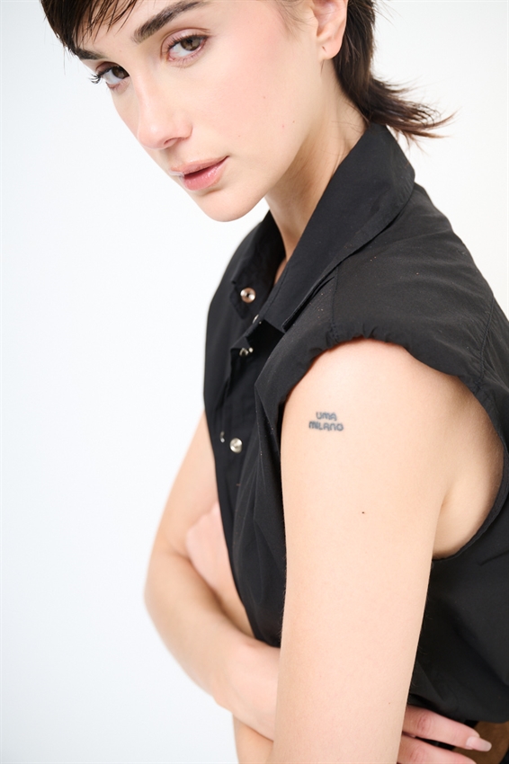 CAMICIA SMANICATA CON SPALLINI