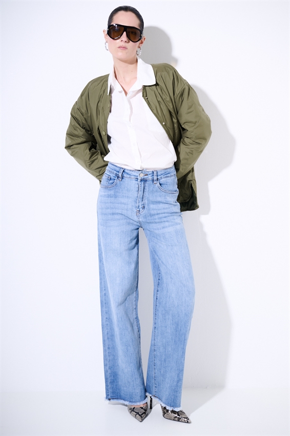 JEANS DRITTO TAGLIO VIVO SU FONDO BLU CHIARO