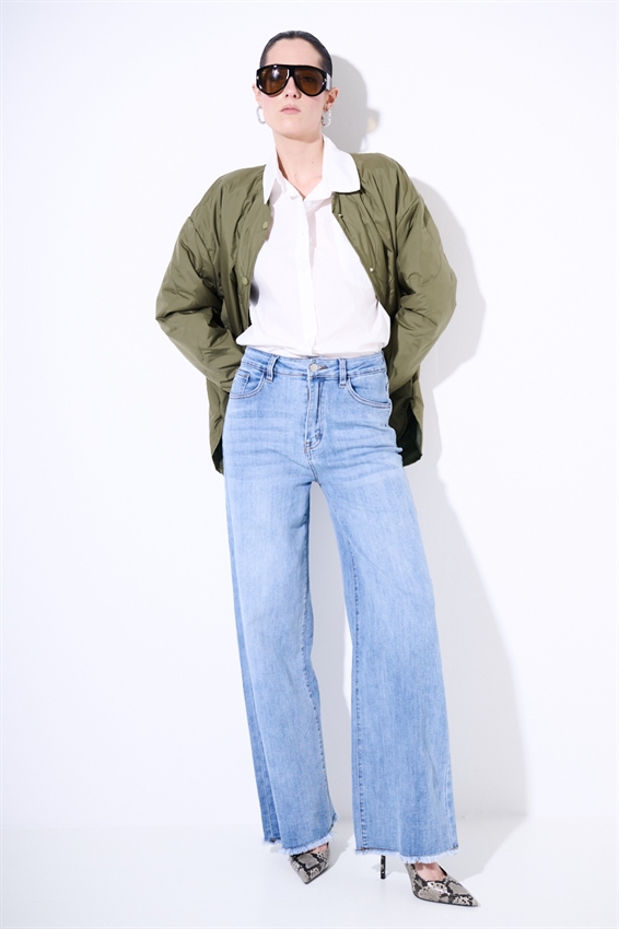 JEANS DRITTO TAGLIO VIVO SU FONDO BLU CHIARO