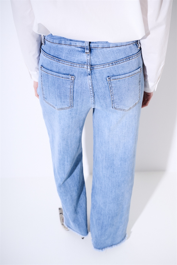 JEANS DRITTO TAGLIO VIVO SU FONDO BLU CHIARO