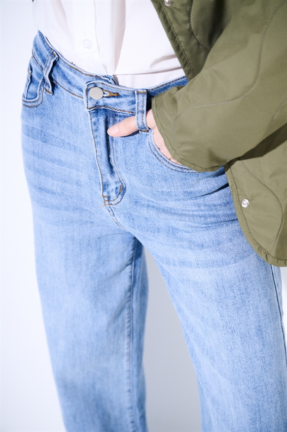 JEANS DRITTO TAGLIO VIVO SU FONDO BLU CHIARO