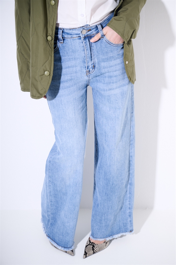 JEANS DRITTO TAGLIO VIVO SU FONDO BLU CHIARO