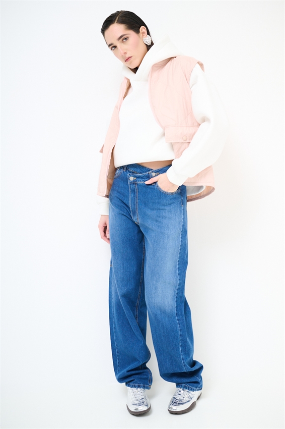 JEANS CON ABBOTTONATURA ASIMMETRICA BLU MEDIO