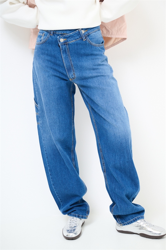 JEANS CON ABBOTTONATURA ASIMMETRICA BLU MEDIO