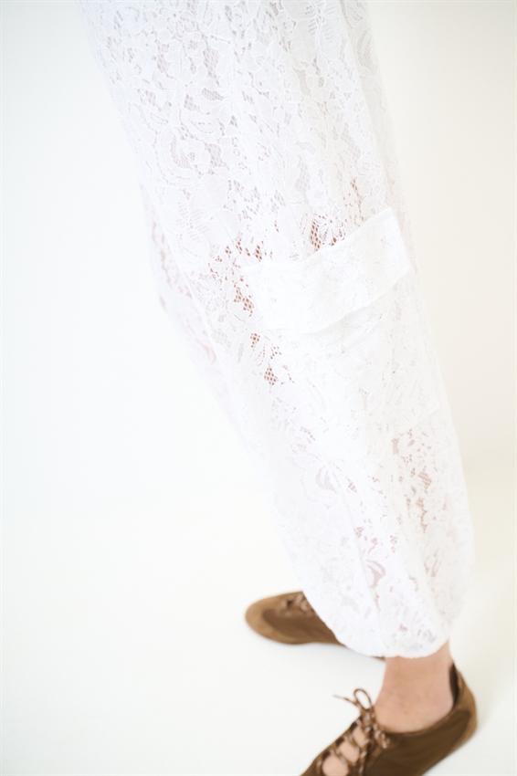 PANTA IN PIZZO CON TASCONI