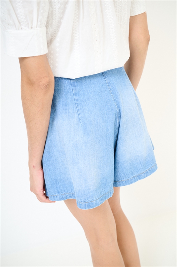 SHORTS CON PINCES IN DENIM