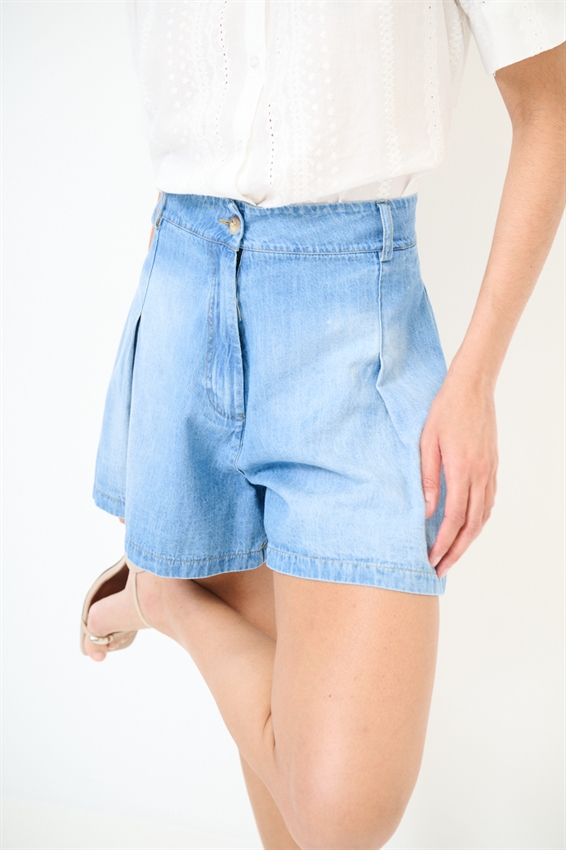 SHORTS CON PINCES IN DENIM