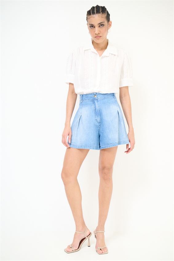 SHORTS CON PINCES IN DENIM
