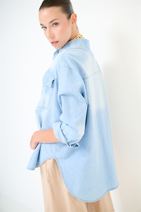 CAMICIA OVER IN DENIM CON TASCHE