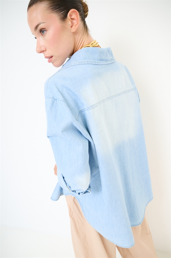 CAMICIA OVER IN DENIM CON TASCHE