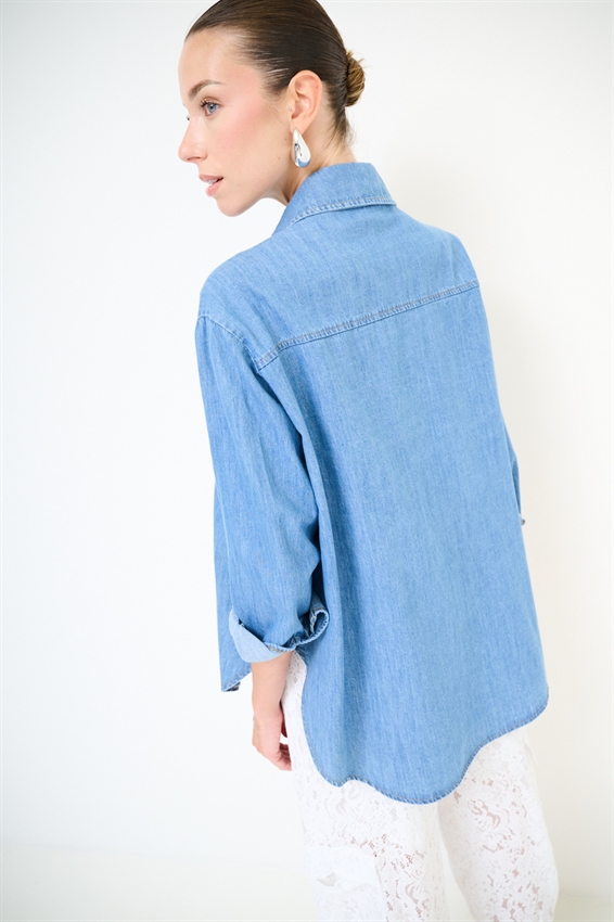 CAMICIA OVER IN DENIM CON TASCHE