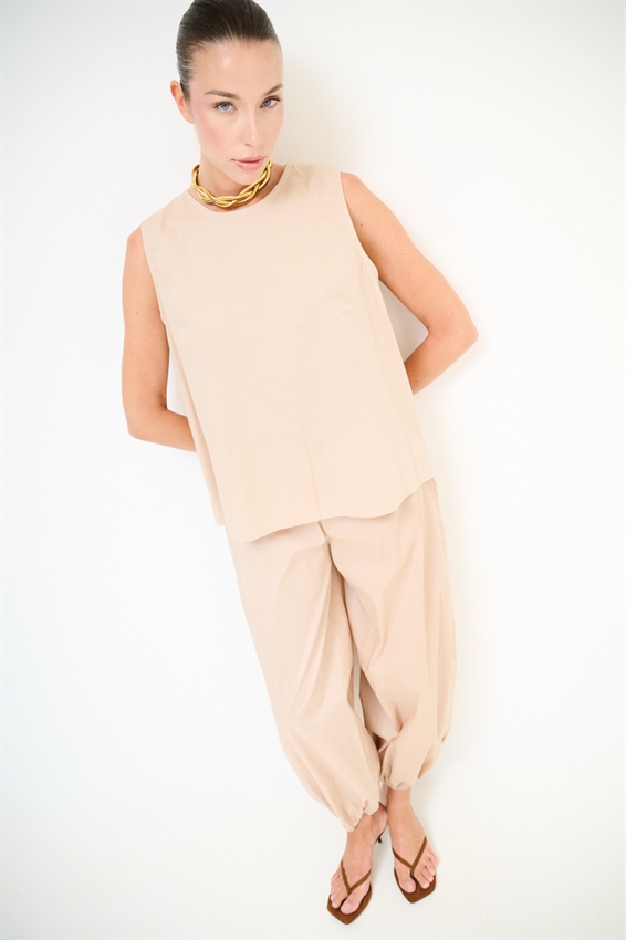 TOP SMANICATO CON BOTTONI DIETRO
