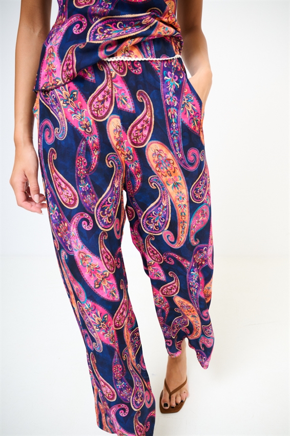 PANTALONE CON PROFILO MACRAME