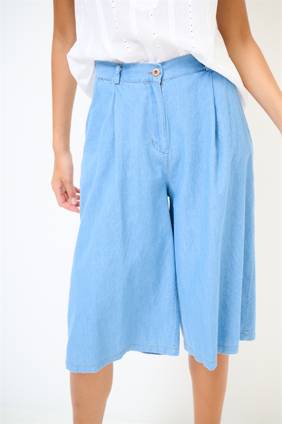 BERMUDA IN CHAMBRAY