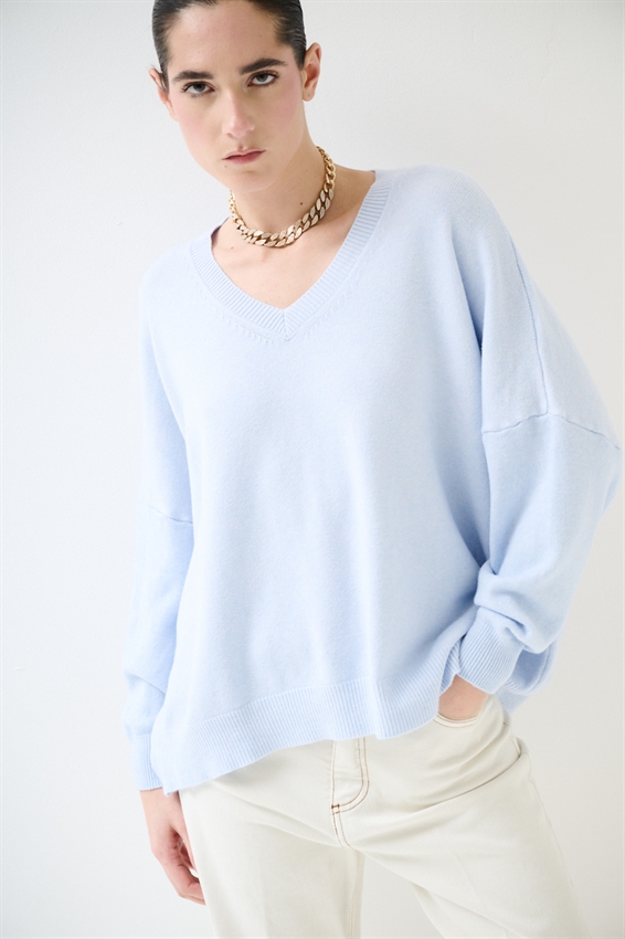 MAGLIA BASIC IN VISCOSA CON SCOLLO V CELESTE