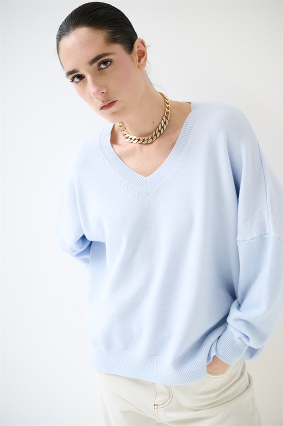 MAGLIA BASIC IN VISCOSA CON SCOLLO V CELESTE