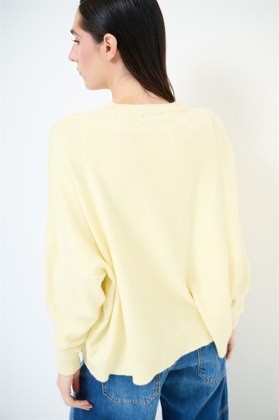 MAGLIA IN VISCOSA GIROCOLLO MANICA PIPISTRELLO GIALLO