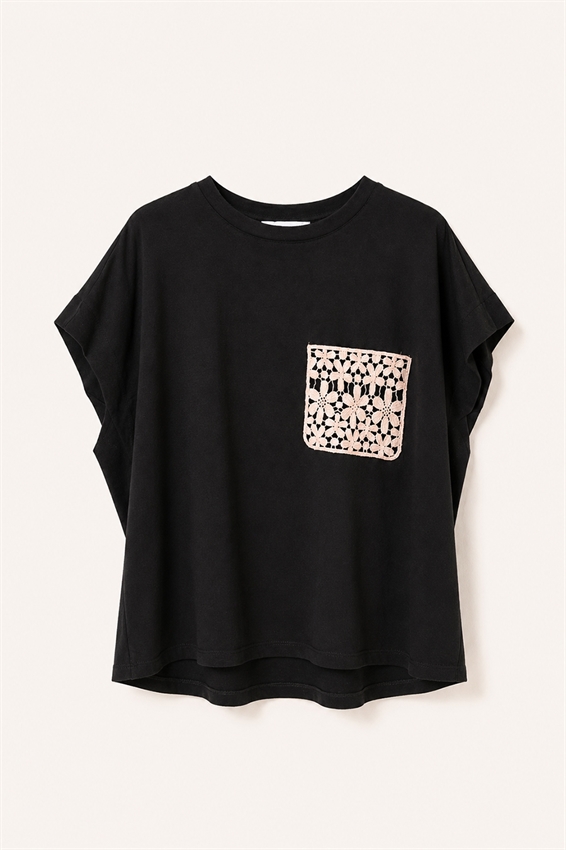 T-SHIRT CON TASCHINO IN MACRAME