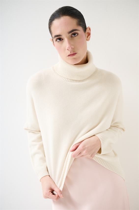 MAGLIA IN VISCOSA CON COLLO ALTO A COSTE BURRO