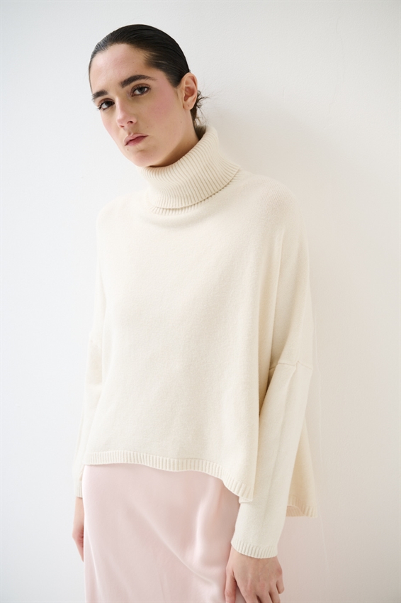 MAGLIA IN VISCOSA CON COLLO ALTO A COSTE BURRO