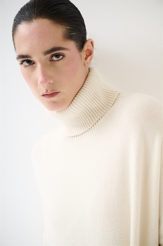 MAGLIA IN VISCOSA CON COLLO ALTO A COSTE BURRO