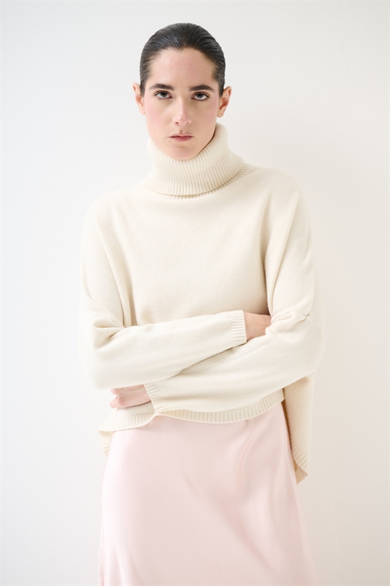 MAGLIA IN VISCOSA CON COLLO ALTO A COSTE BURRO