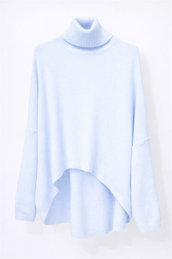 MAGLIA IN VISCOSA CON COLLO ALTO A COSTE CELESTE