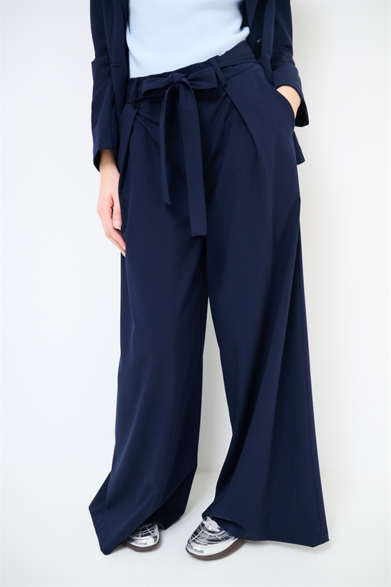 PANTAPALAZZO CON PIEGHE E CINTURA BLU