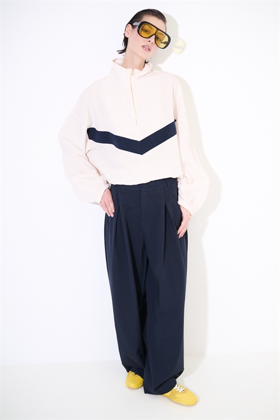 PANTALONE A GAMBA LARGA BOTTONI E TASCHE OBLIQUE
