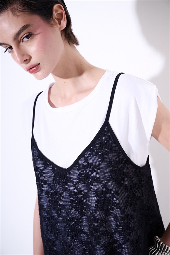 ABITO ASIMMETRICO IN PIZZO + T-SHIRT NERO