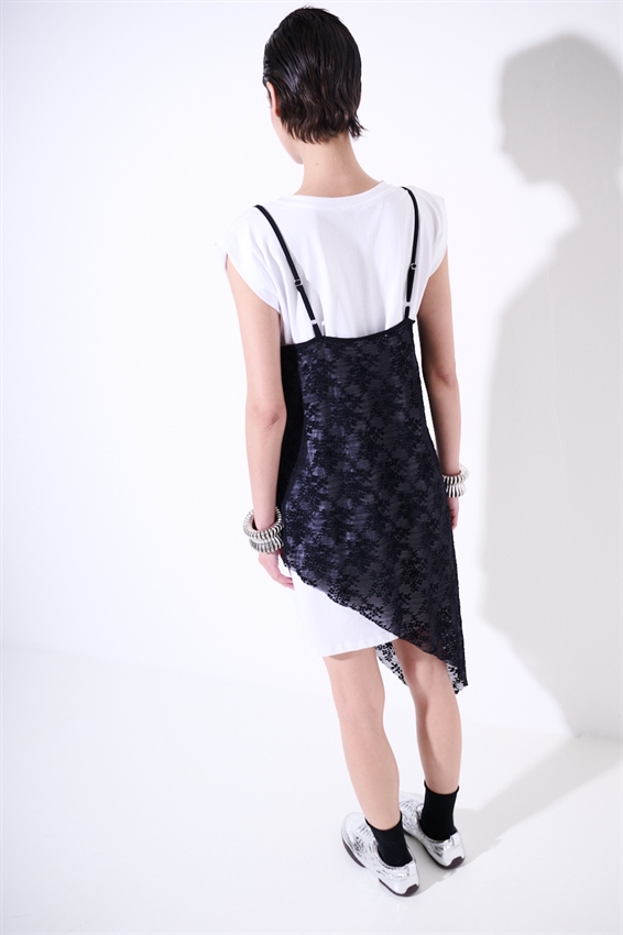 ABITO ASIMMETRICO IN PIZZO + T-SHIRT NERO