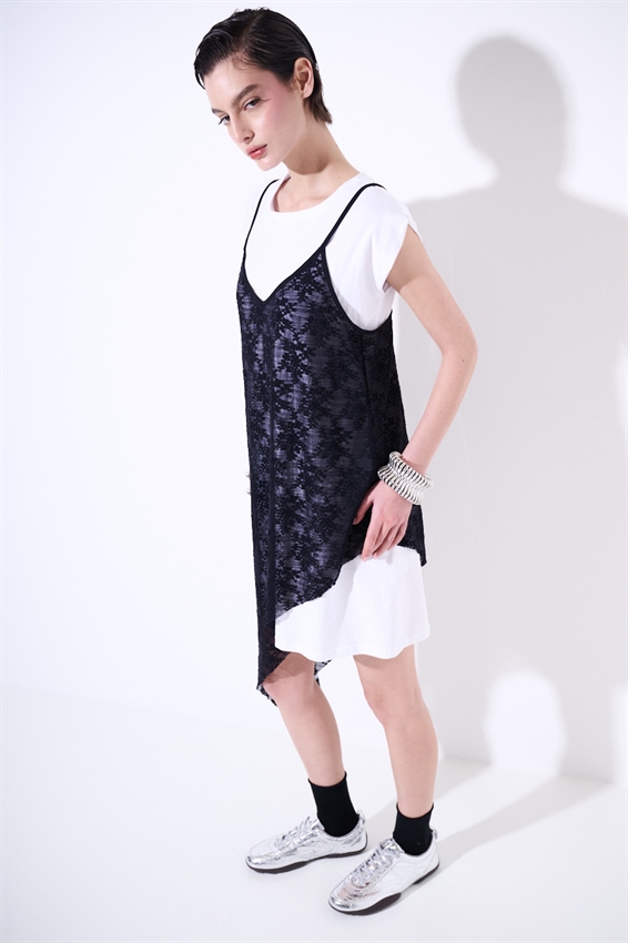 ABITO ASIMMETRICO IN PIZZO + T-SHIRT NERO