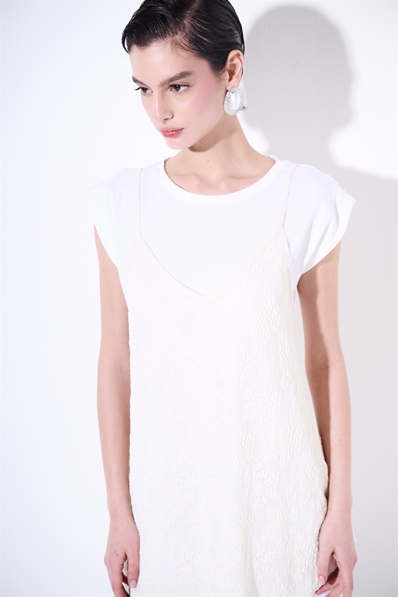ABITO ASIMMETRICO IN PIZZO + T-SHIRT BURRO