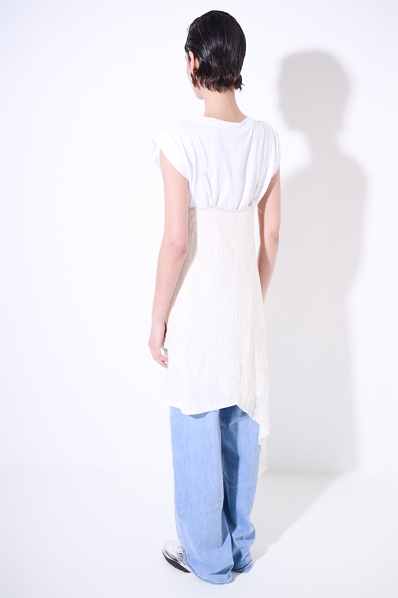 ABITO ASIMMETRICO IN PIZZO + T-SHIRT BURRO