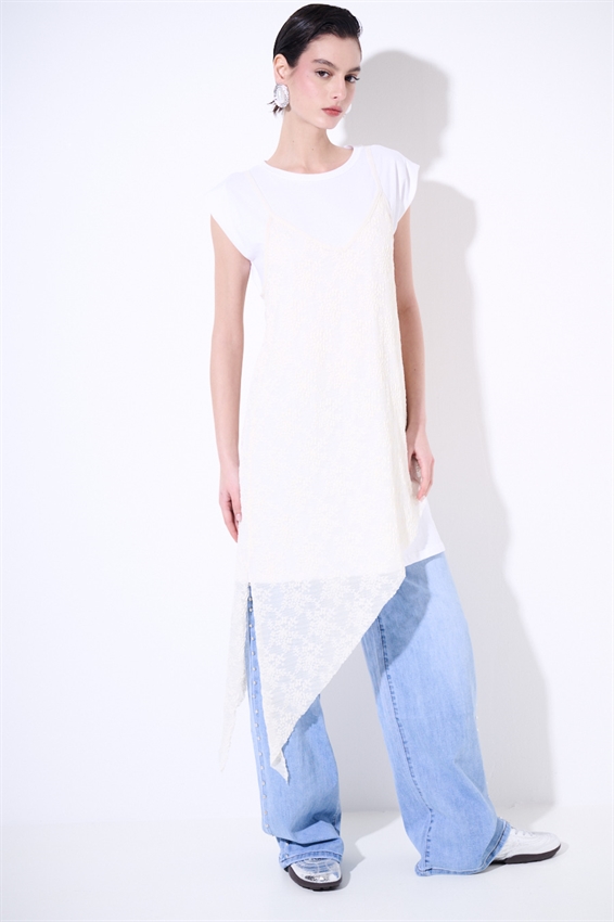 ABITO ASIMMETRICO IN PIZZO + T-SHIRT BURRO