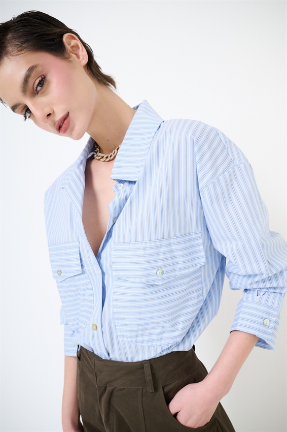 CAMICIA RIGATA CON TASCONI E NODO CELESTE