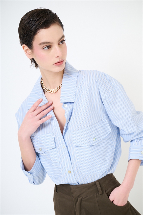 CAMICIA RIGATA CON TASCONI E NODO CELESTE