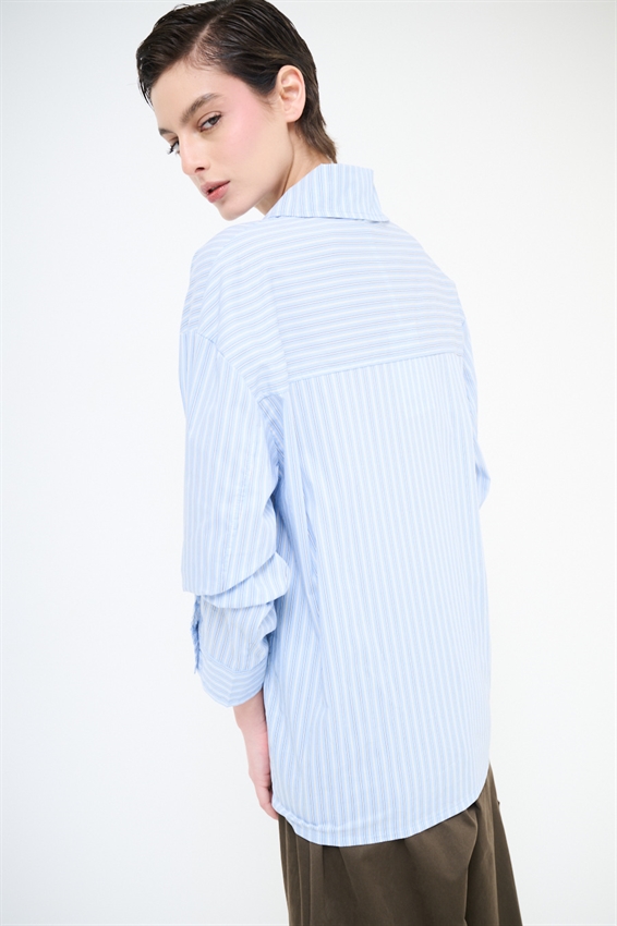 CAMICIA RIGATA CON TASCONI E NODO CELESTE