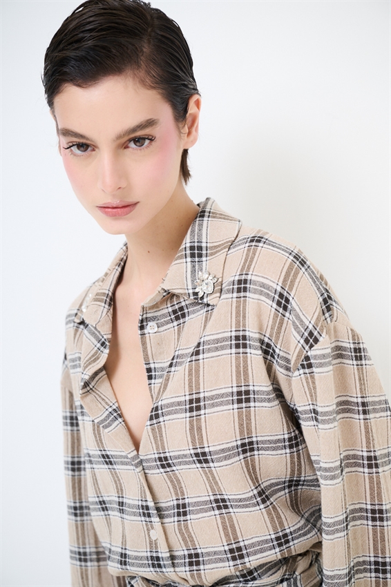 CAMICIA OVER A QUADRI CON PATCH CAMMELLO