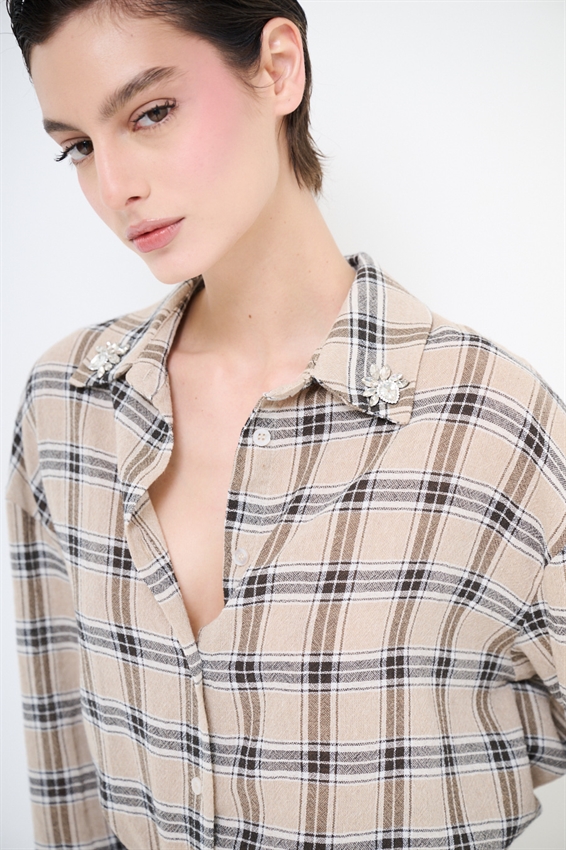 CAMICIA OVER A QUADRI CON PATCH CAMMELLO