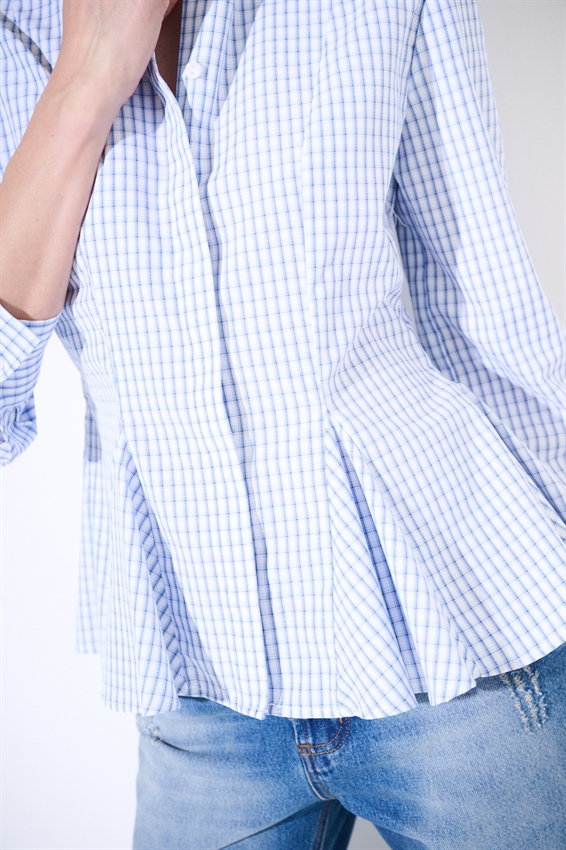 CAMICIA CON PINCES AVVITATA