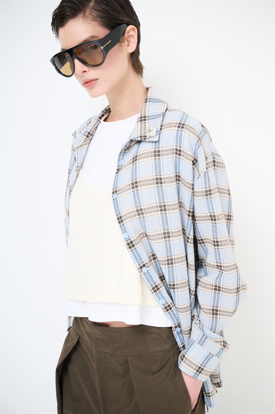 CAMICIA OVER A QUADRI CON PATCH CELESTE