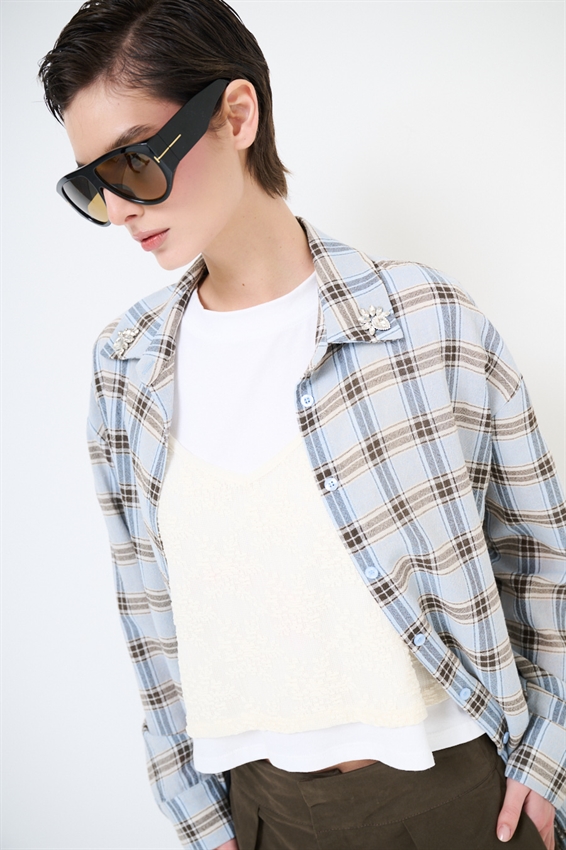 CAMICIA OVER A QUADRI CON PATCH CELESTE