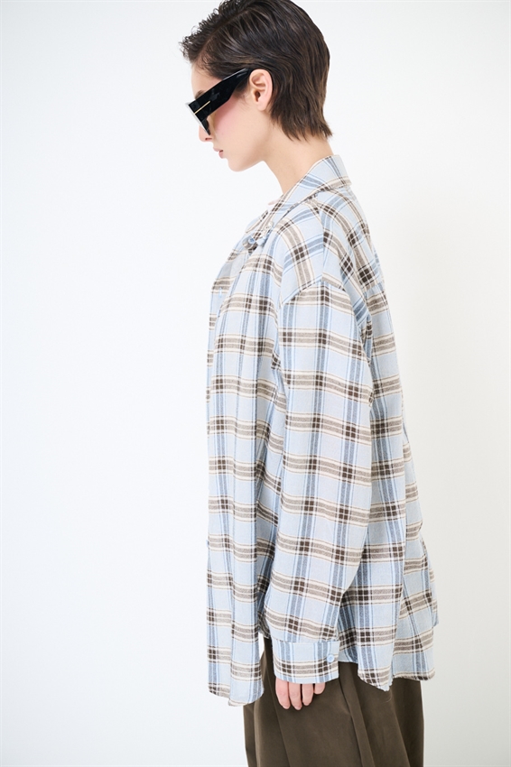 CAMICIA OVER A QUADRI CON PATCH CELESTE